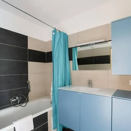 Very Spacious Close To The Sea *