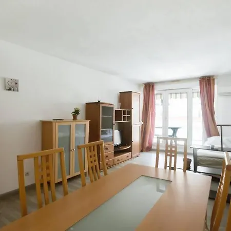 Very Spacious Close To The Sea アパート *